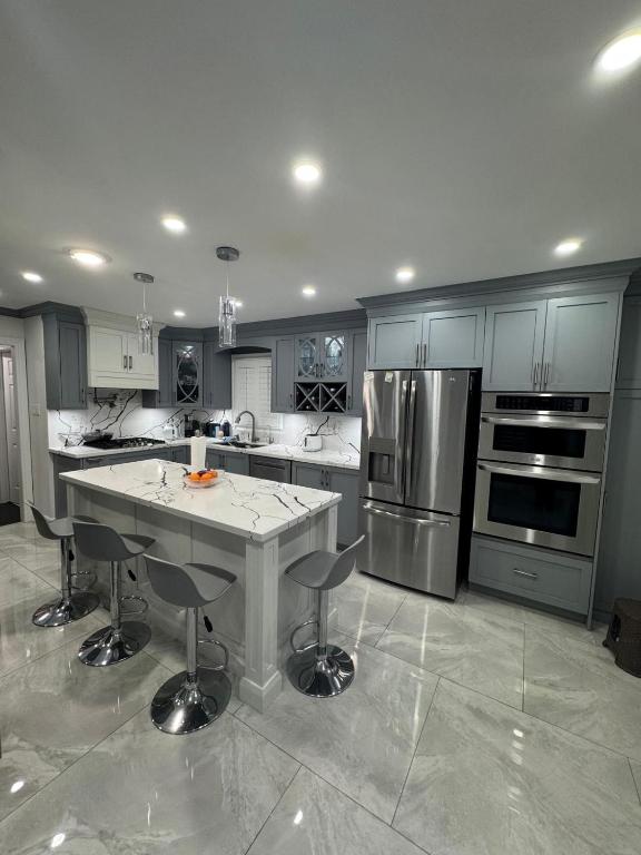 Pearson Gateway Comfort Home - Bed and Breakfast Mississauga