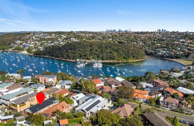 Sunny Seaside Stay near Manly, Short Walk To Beach - B&B Sídney