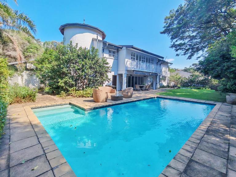 Umhlanga Stunning Villa Sleeps 8 Pool Sauna Beach Access - B&B Durban
