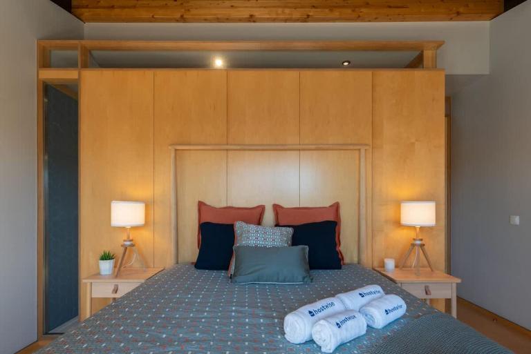 Azulejo Riverside House & Balcony by HostWise - Bed and Breakfast Vila Nova de Gaia
