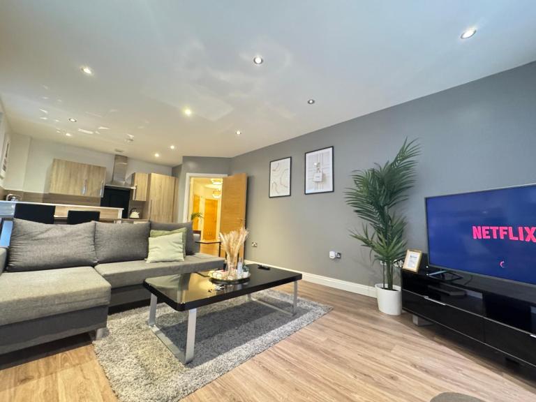 Modern TWO Bedroom Apartment Birmingham City Centre - 2 BATHROOMS - SLEEPS 6 GUESTS - FREE Underground Parking - FAST Speed Internet - B&B Birmingham