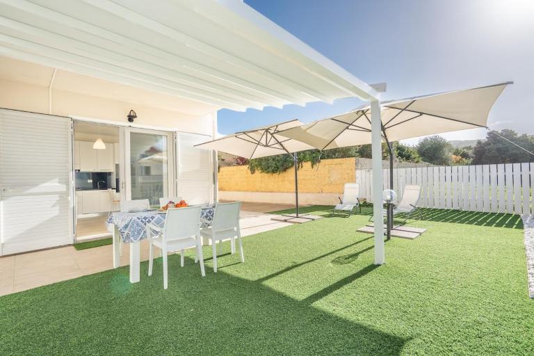 The Shell Beach House - 2 steps from the sea - B&B Isola Rossa