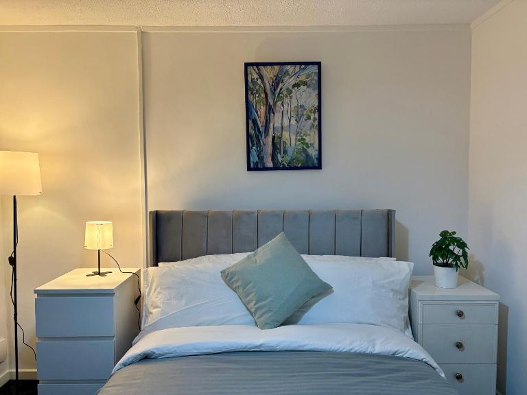 Bright and Spacious 2 Bed Flat Sleeps 5 - B&B Nottingham