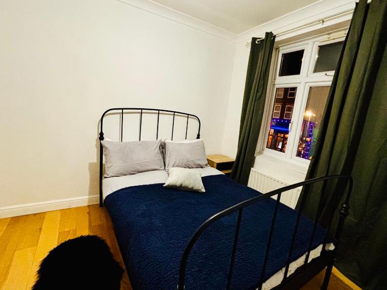 Obsidian Room - shared bathroom - B&B Ponders End
