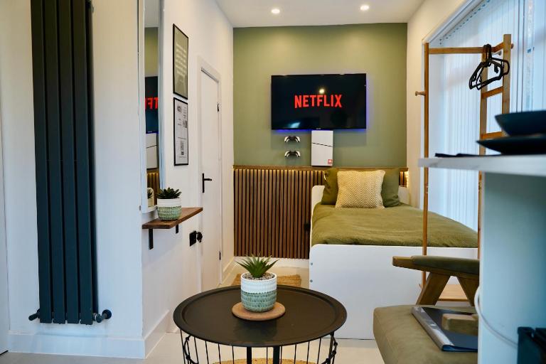 THE COZY CAVE includes Private entry PS5 Netflix - B&B Castleton