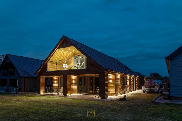 Luxury Lodge in the Cotswolds with Direct Golf View - B&B Brinkworth