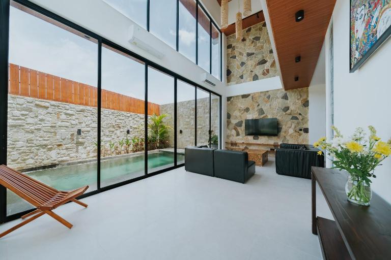 Villa Panda Pandawa - 3 Bedroom Villa with High Ceilings near Pandawa Beach - Bed and Breakfast Ungasan