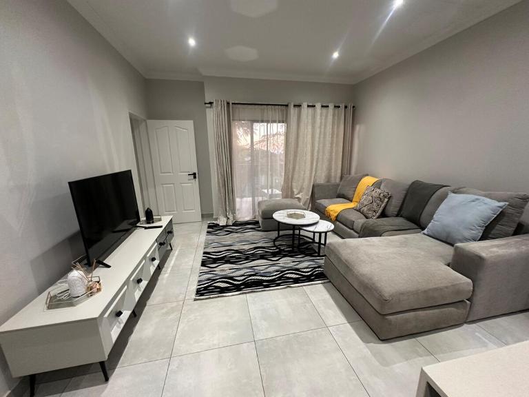 Luxury Modern Apartment in Bryanston with Fast Wi-Fi, Balcony & Parking - Bed and Breakfast Johannesburg