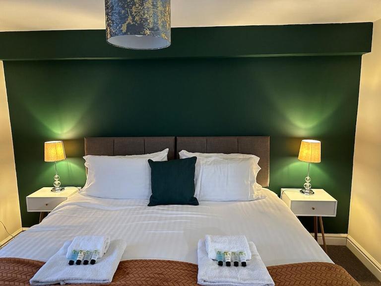 Orange Lilly in Stroud with Free Parking - Bed and Breakfast Stroud
