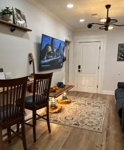 Cozy Downtown 1BR Cottage - Pet Friendly - Free parking - Bed and Breakfast Wilmington