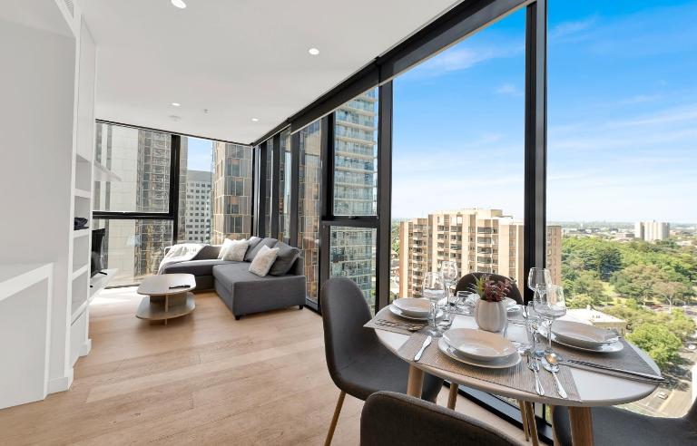 High-Rise CBD Escape with Panoramic City Views - Chambres d'hôtes Melbourne