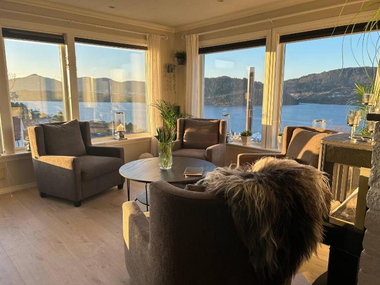 House with oceanview, 4 bedrooms, close to Bergen - B&B Alversund