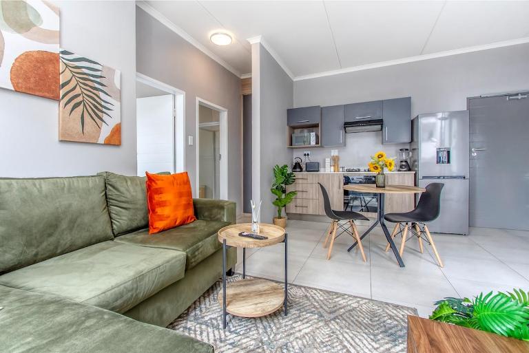 WiFi, Washer, Smart TV, Balcony & Pool - B&B Midrand
