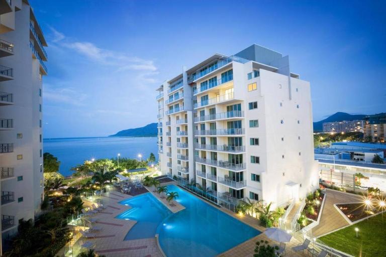 Waterfront Sub-Penthouse Apartment in City Centre - B&B Cairns