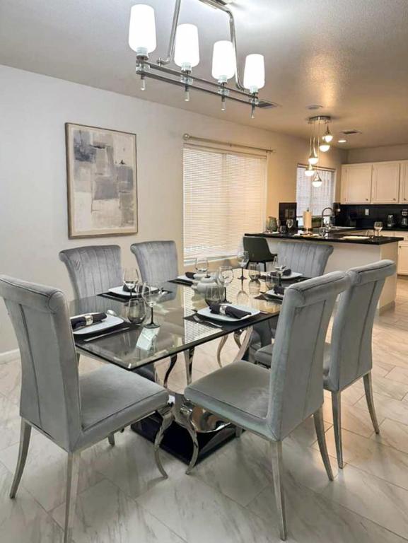 3BR - 3BA w Pool & BBQ -15 Mins to Strip & Airport - B&B Las Vegas