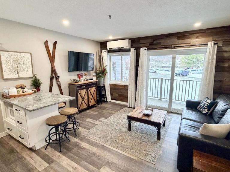 Loon Mountain Retreat with Pool and Hot Tub - Ferienwohnung Lincoln