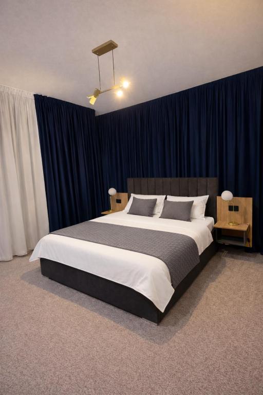 Elmax Aparthotel - B&B Craiova