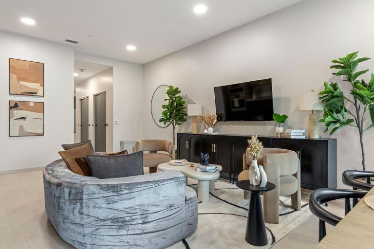 Resort Style Property 2B 2B walk to Everything! - Ferienwohnung Cleveland