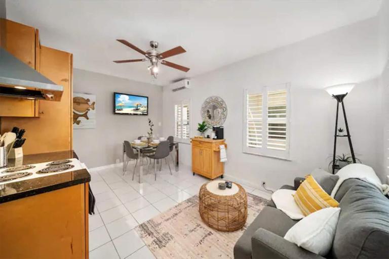 Komffy Intercoastal retreat King Bed, Free Parking - B&B Hollywood