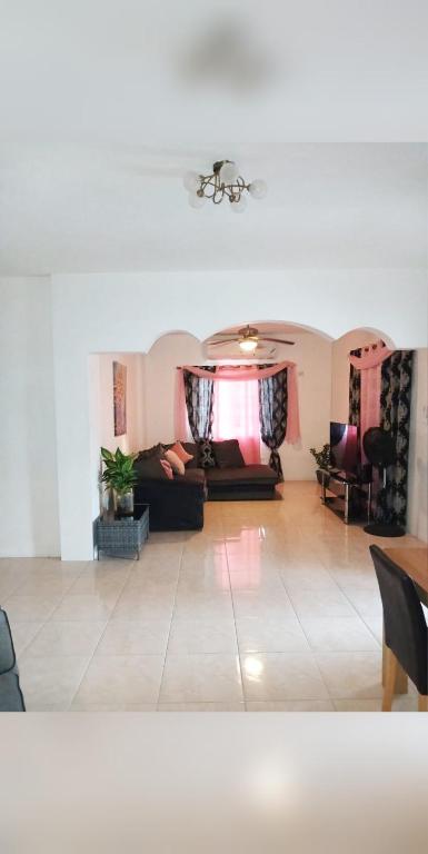 Your Serenity by M n C Rentals - B&B Portmore