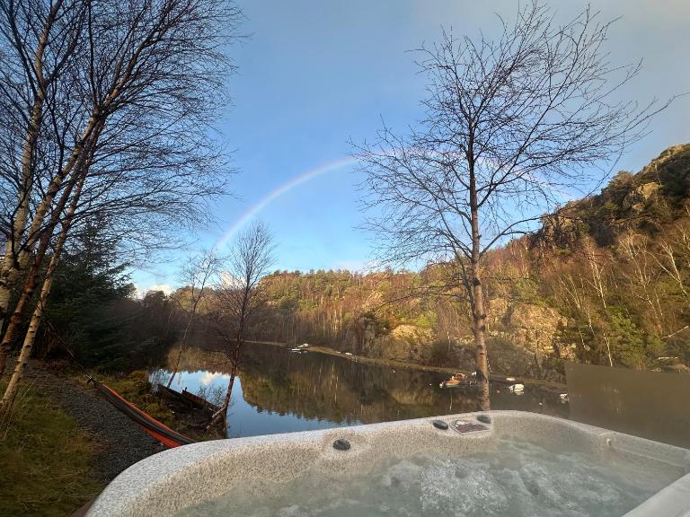 Aurora Bliss - Waterfront Jacuzzi & Sauna near Bergen - B&B Ask