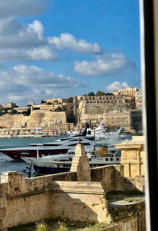 Turretta Stay- 3 Bedroom townhouse in Vittoriosa, Three Cities - Bed and Breakfast Vittoriosa
