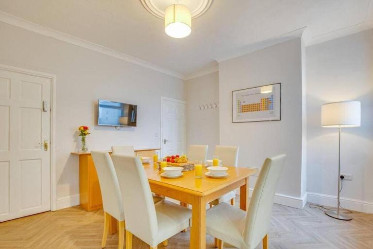 Manor Castle View 3BR House Free Parking & Garden - Ferienwohnung Victoria