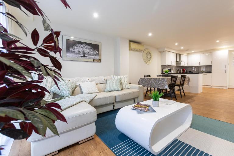 Zone 1 Modern 2 Bed 2 Bath Apt with outdoor space Hyde park - B&B London