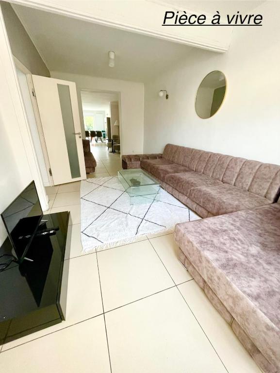 Large 6-bedroom house, close to Lille city center, CHR - Ferienwohnung Lille