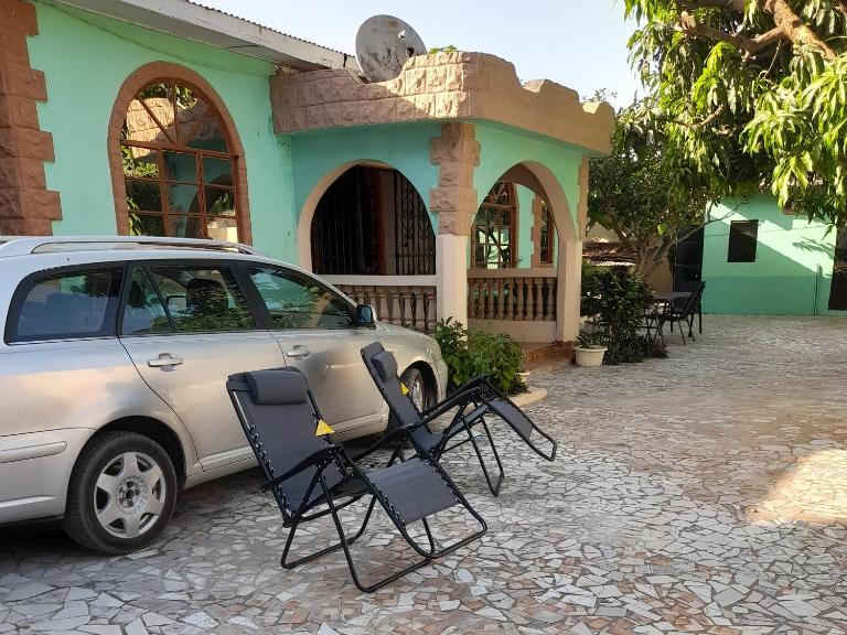 Afonta's Greenhouse Retreat is a fully furnished entire four-bedroom bungalow offering complete privacy and comfort-Guests enjoy exclusive use of the whole property with no sharing with other guests-Ideal for families, groups, professionals, andlong stays - B&B Daranka