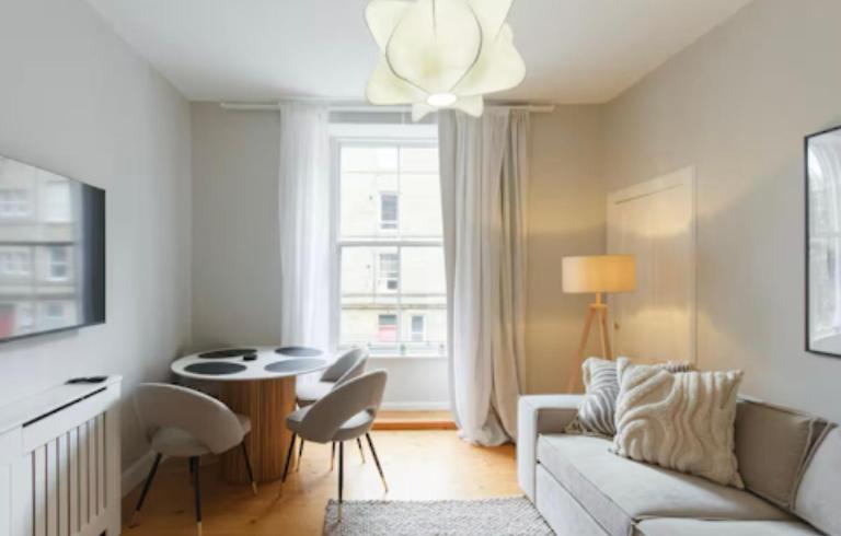 Cosy Stylish Edinburgh City Flat - Pass the Keys - Ferienwohnung Edinburgh