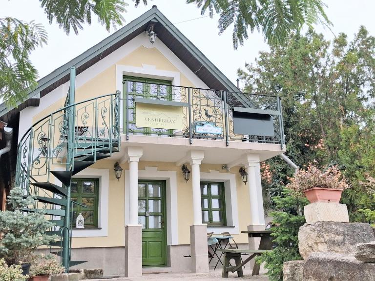 Vagabund Vendégház - Bed and Breakfast Etyek