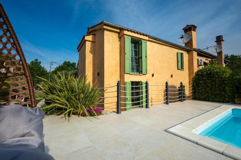 Villa Nika - Rustic Stone House with Heated Pool - Chambres d'hôtes Rasopasno