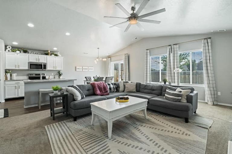 Spacious Cool Springs! Central Nampa 3 Bed - B&B Nampa