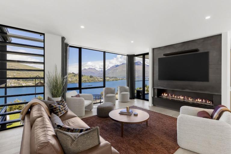 Belle Vue Villa - Stunning Views with Hot Tub - Bed and Breakfast Queenstown