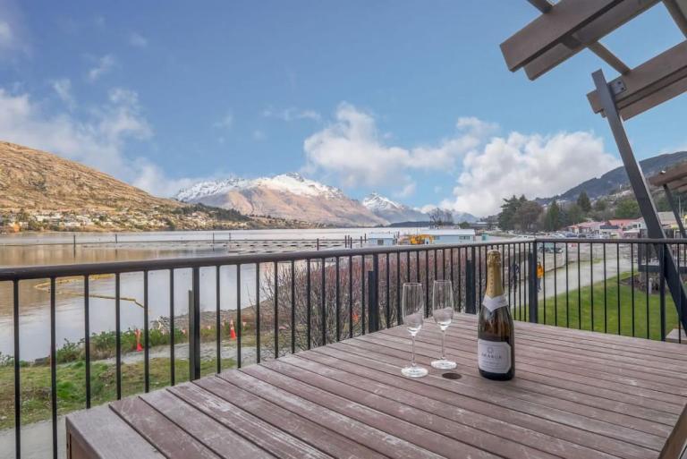 Marina Views - Apt 207 opposite the lake front - B&B Queenstown