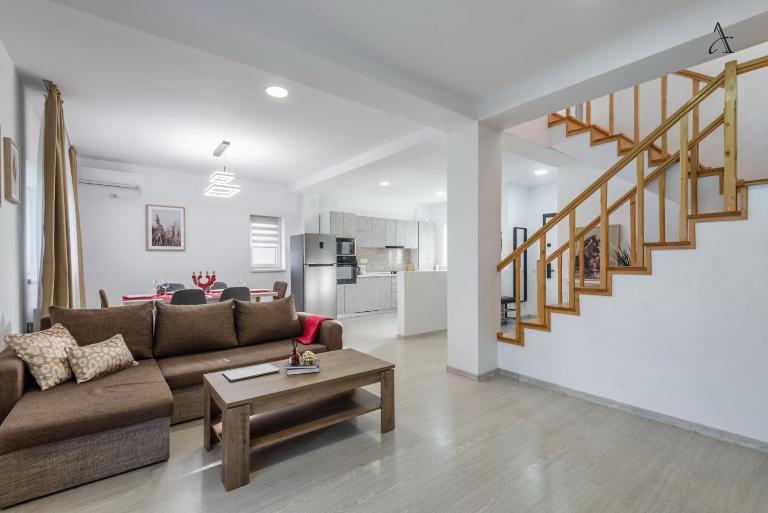 City Gardens Villa - Bed and Breakfast Otopeni