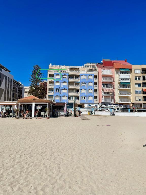 Beachfront apartment, sea view, pool, close to bars and restaurants - B&B Torrevieja