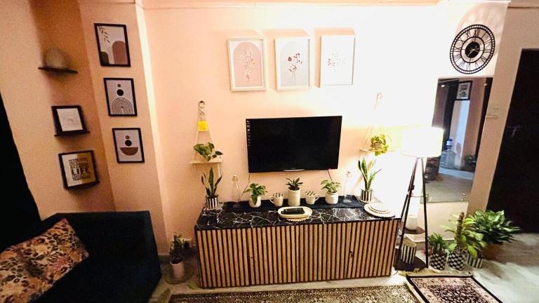 Private Room 2 with elegant living with balcony - B&B Calcuta