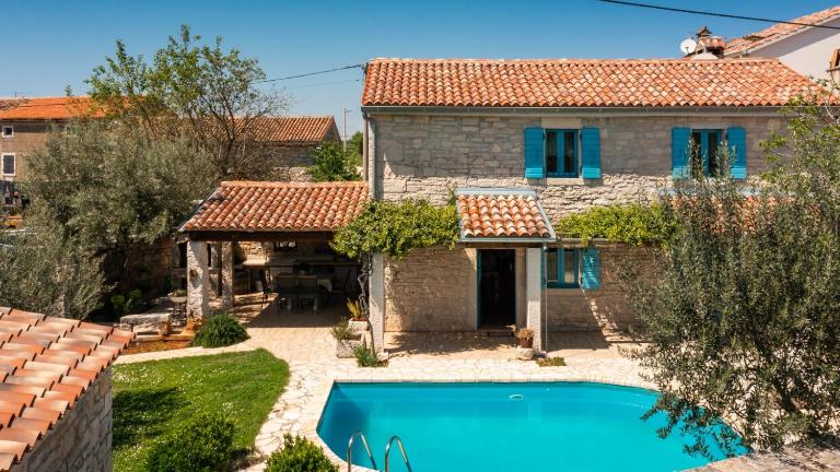 Rustic villa Janko with pool in Sveti Lovrec - Bed and Breakfast Vošteni