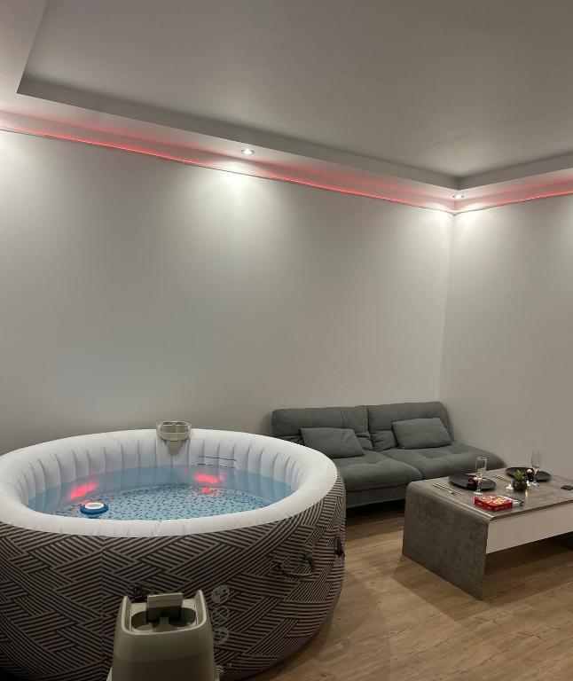 Jacuzzi Privé & Cinéma - Suite Romantique - B&B Essey-lès-Nancy