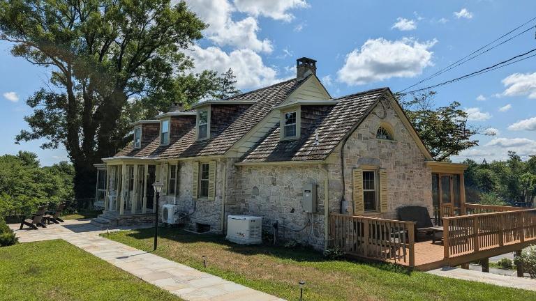 Downingtown Manor - 1900s Farmhouse with Creek Views - B&B Downingtown