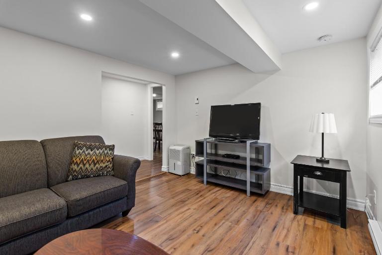 Stylish 2BR WiFi Parking MUN Walk - Bed and Breakfast St. John's
