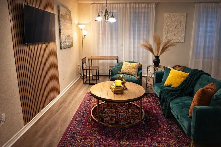 Modern Condo Prime Area 1 min to Beale Street Gated Parking - Bed and Breakfast Memphis