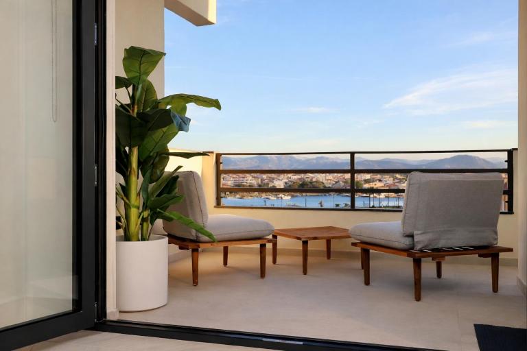 De Filippi Penthouse - 2BR Sea View, Terrace & Parking, Old Town Olbia - B&B Olbia