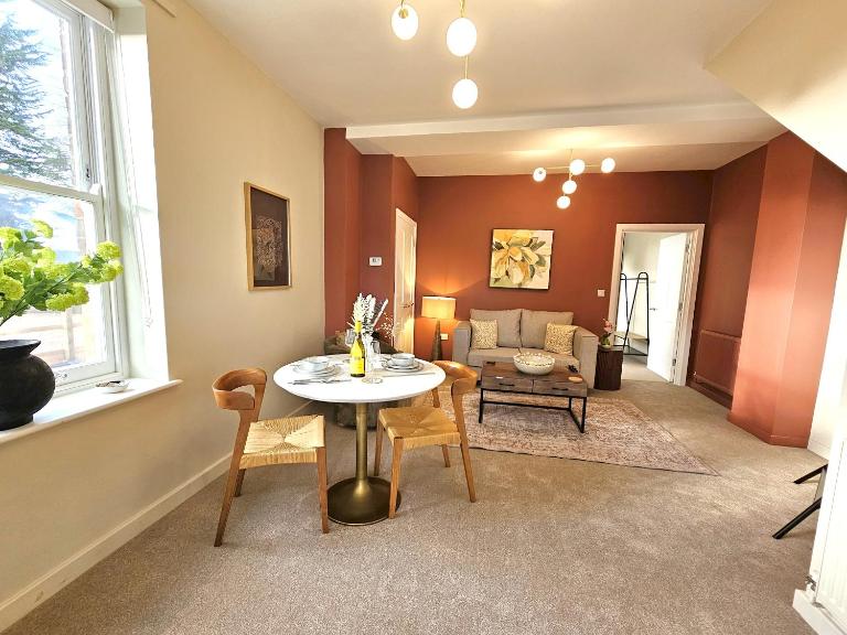 Elegant interior-designed ground floor apartment - Pass the Keys - B&B Shrewsbury