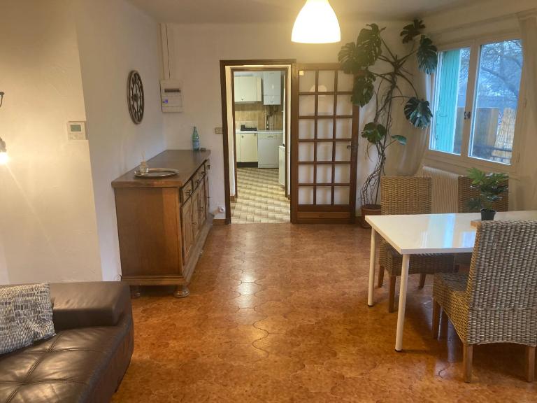 Appartement complet 2ch, 70m2, proche CV, avec balcon - Ferienwohnung Alès