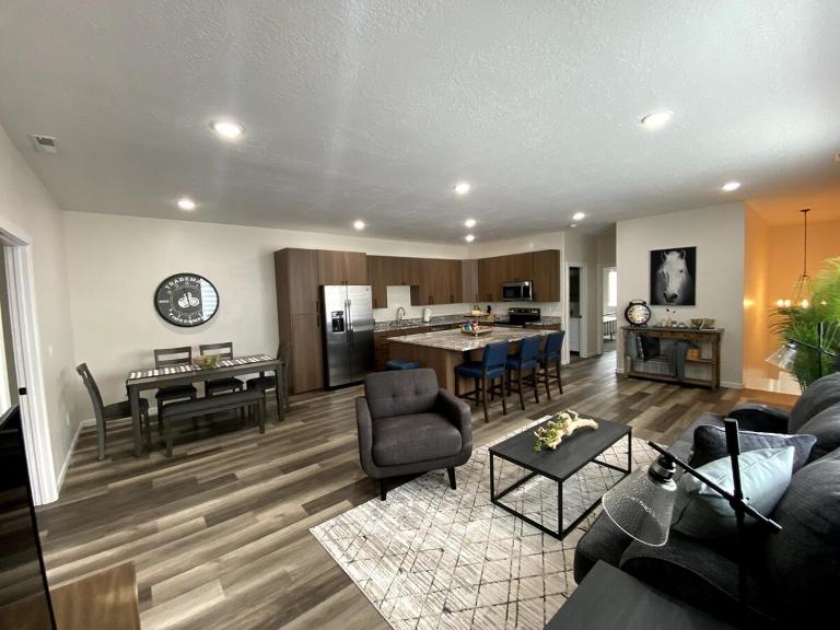 Newly Built 3 Bed 2 Bath House - Bed and Breakfast Evanston
