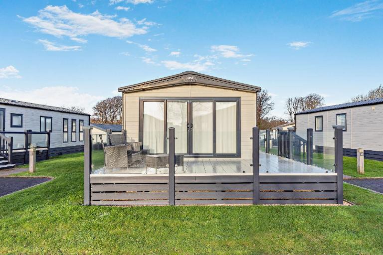 Binky Lodge Stylish Cosy 3-Bedroom Holiday Lodge Hoburne Naish Barton on Sea - Bed and Breakfast Barton on Sea