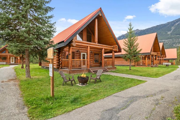 Rustic Chalet Perfect Getaway for Groups - B&B Golden